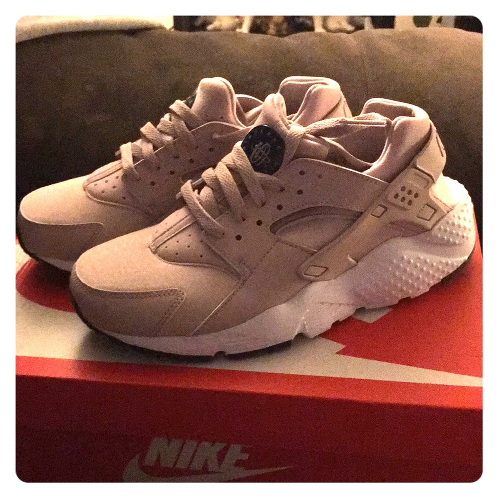 Pink nike huaraches brand new !!!
